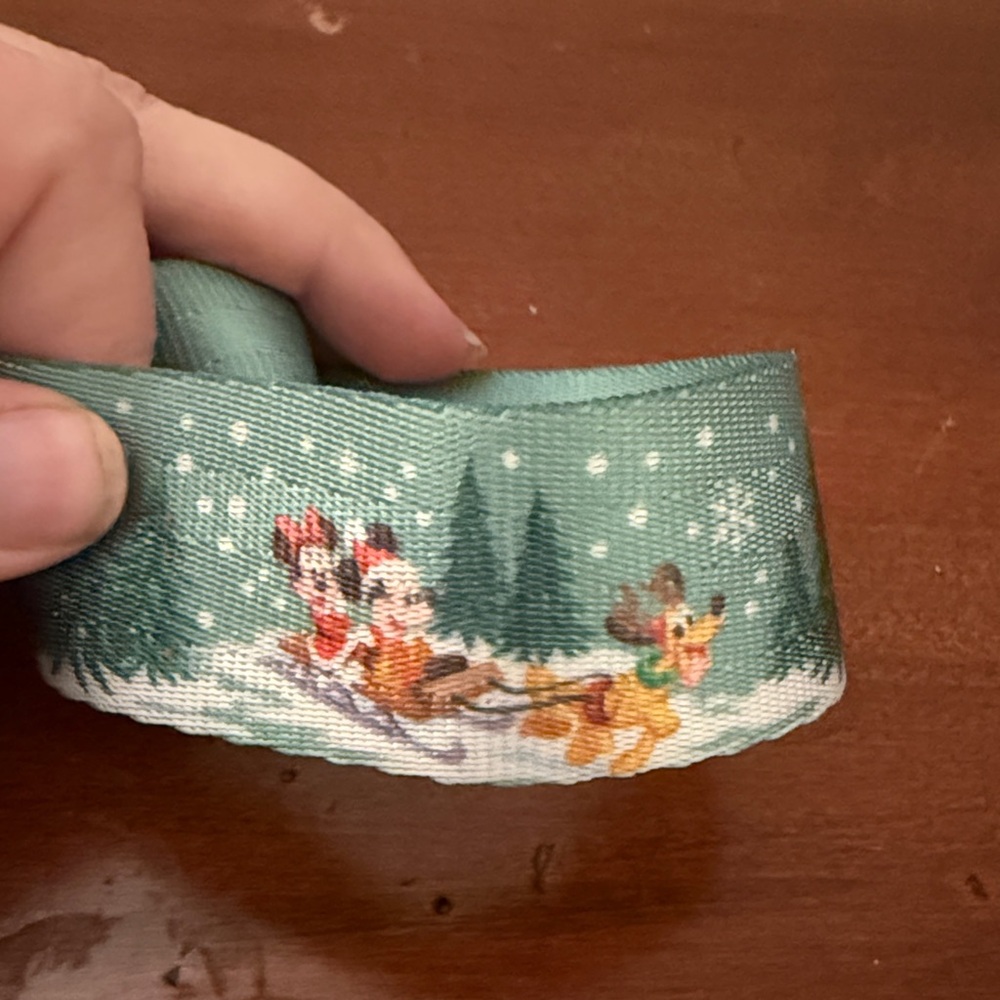 Harveys Disney Winter Wonderland Click and Go Keychain - Picture 3 of 6